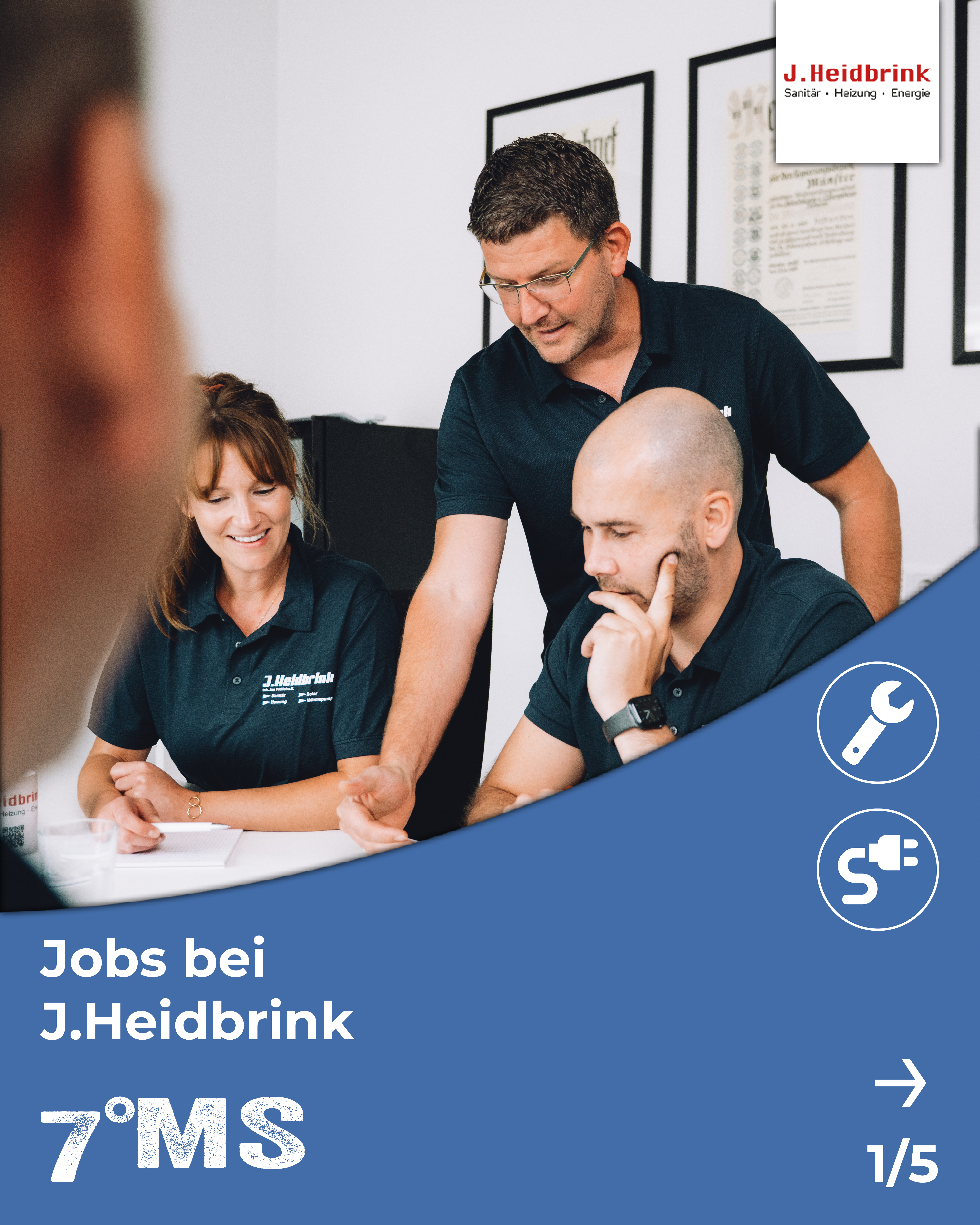 Gruppe von neun Personen in Arbeitskleidung vor einem Gebäude mit dem Schild „J. Heidbrink Sanitär“. Sie stehen lächelnd zusammen, was auf ein Team hinweist, das im Sanitärbereich arbeitet. Der untere Teil enthält den Schriftzug "Jobs bei J. Heidbrink".