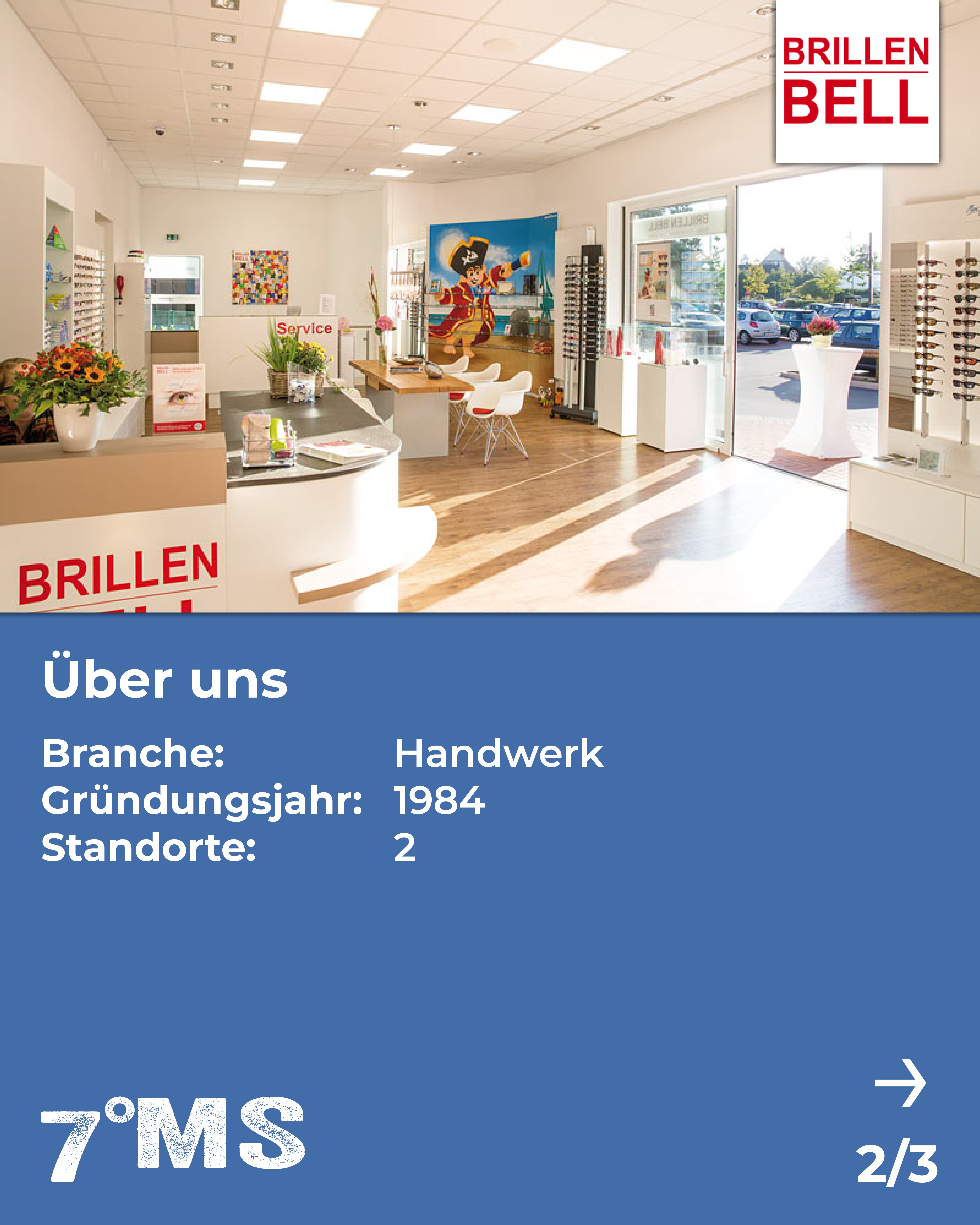 Innenansicht eines Brillenfachgeschäfts mit hellen Wänden und einem Empfangstresen. Es gibt Regale mit Brillen und einen großen Wandteppich mit einer Piratenfigur. Das Geschäft informiert über seine Handwerksleistungen, beschäftigt seit 1984 und ist auf besondere Brillen spezialisiert.