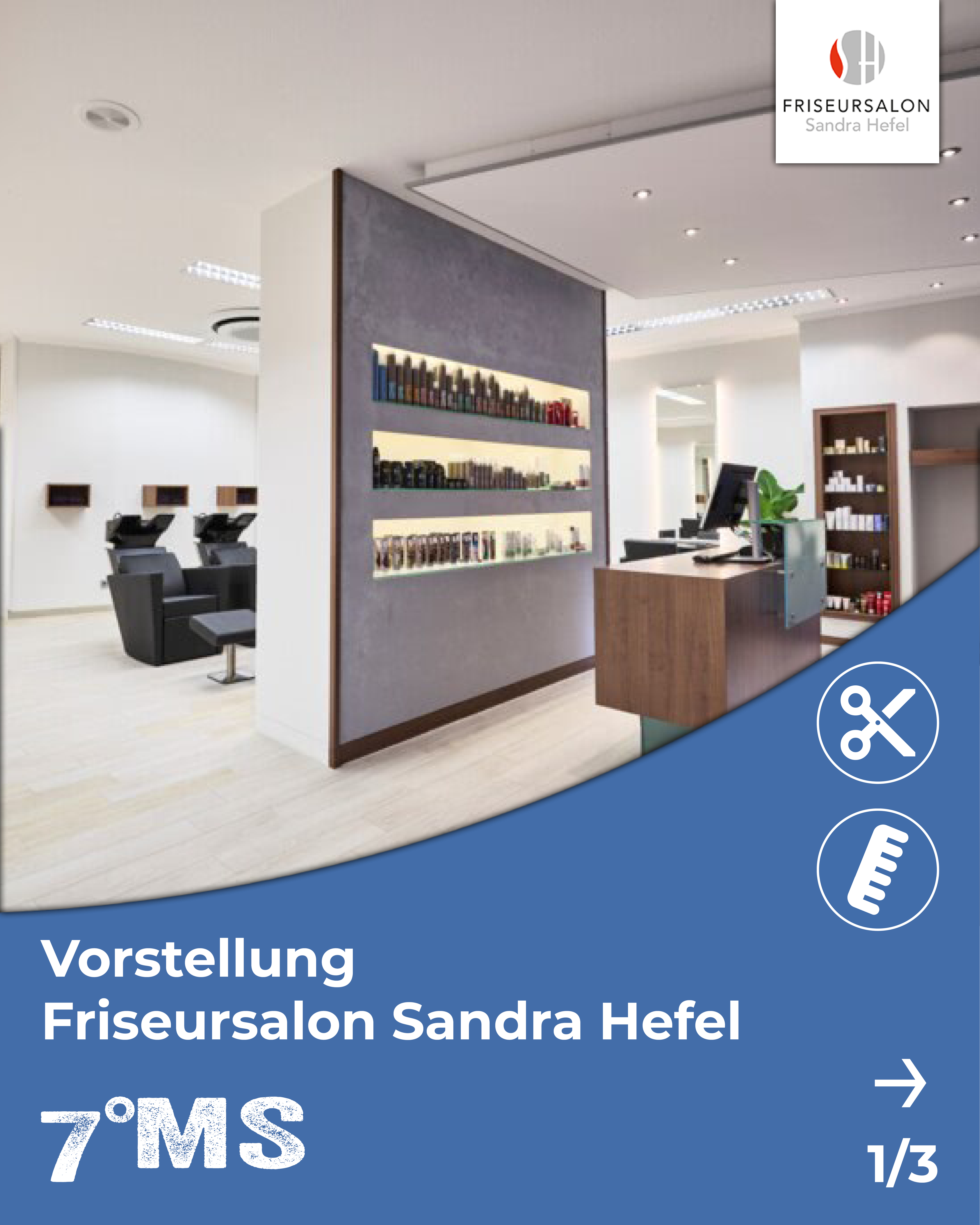 In dem Bild ist der moderne Innenraum eines Friseursalons zu sehen. Es gibt Friseurstühle und eine Verkaufsfläche mit Pflegeprodukten. Eine Empfangstheke ist ebenfalls sichtbar, auf der Produkte und Werkzeuge für Haarschnitte präsentiert werden.