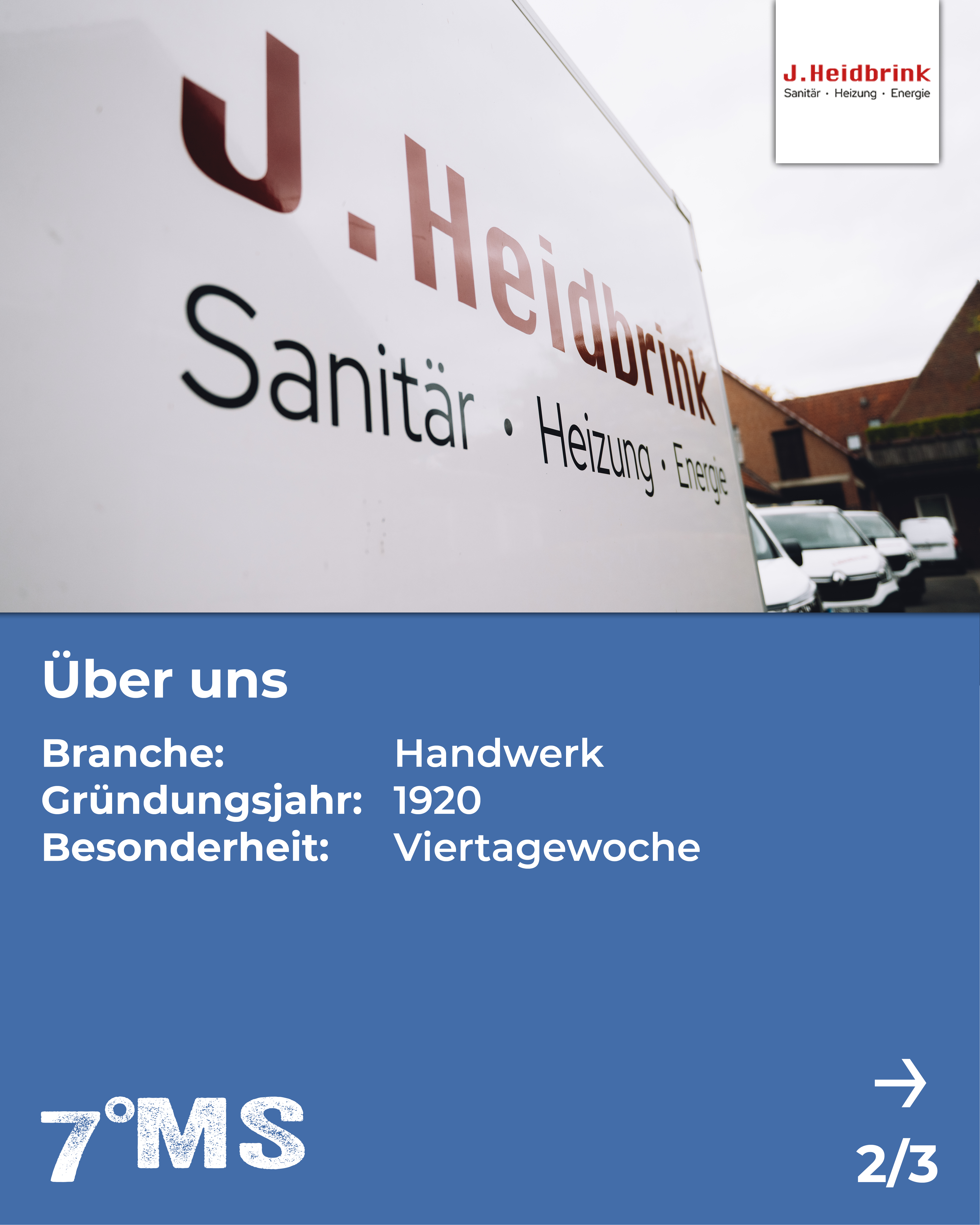 Ein Handwerker sitzt vor einem Heizungsgerät und verwendet ein digitales Gerät, um Daten zu prüfen. Der Hintergrund zeigt Rohre und technische Komponenten. Im oberen Bereich befindet sich das Logo des Unternehmens „J. Heidbrink“ mit Informationen über Branche, Beschäftigte und Gründungsjahr.