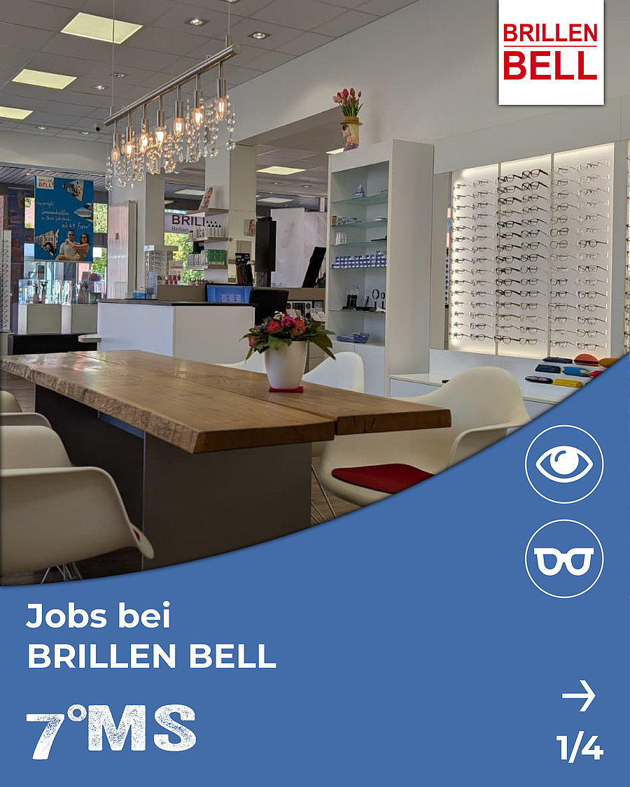 Das Bild zeigt den Innenbereich eines Optikgeschäfts namens Brillen Bell. Ein großer Holztisch mit Blumen steht im Mittelpunkt, im Hintergrund sind Gestelle mit Brillen sowie ein Empfangstresen zu sehen. Es wird auf Jobangebote bei Brillen Bell hingewiesen.