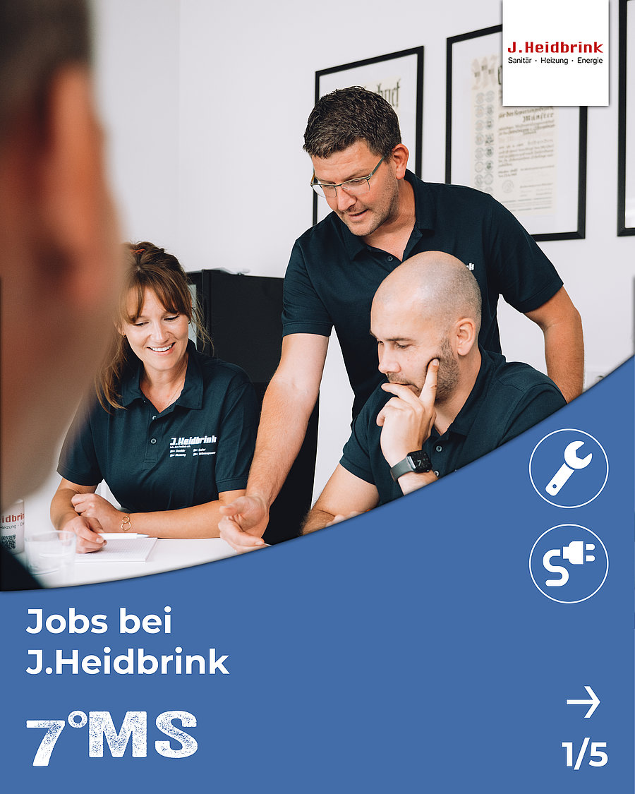 Gruppe von neun Personen in Arbeitskleidung vor einem Gebäude mit dem Schild „J. Heidbrink Sanitär“. Sie stehen lächelnd zusammen, was auf ein Team hinweist, das im Sanitärbereich arbeitet. Der untere Teil enthält den Schriftzug "Jobs bei J. Heidbrink".