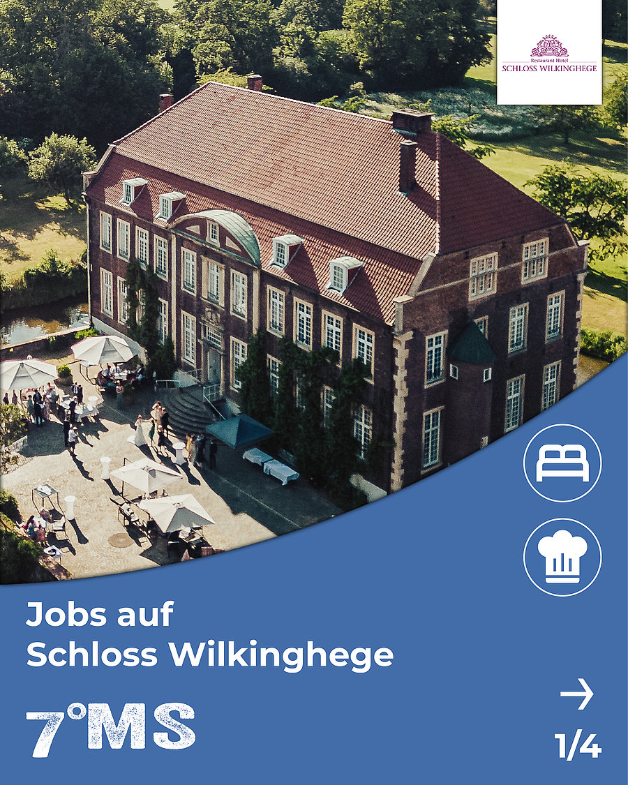 Dieses Bild zeigt das Schloss Wilkinghege mit einer Gärtenlandschaft. Vor dem Schloss sind mehrere Tische unter Sonnenschirmen, an denen Menschen sitzen. Der Text kündigt Jobs im Schloss an und weist auf verschiedene Bereiche hin, darunter Restaurant und Hotel.