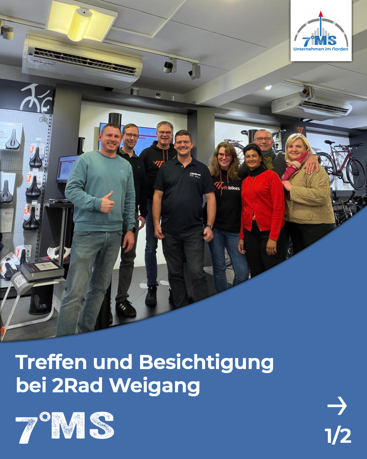 Bildbeschreibung: Eine Gruppe von sieben Personen steht in einem Fahrradgeschäft. Sie lächeln und posieren zusammen. Im Hintergrund sind Fahrräder und Fahrradzubehör zu sehen. Der Text im unteren Bereich informiert über ein Treffen und eine Besichtigung bei 2Rad Weigang.