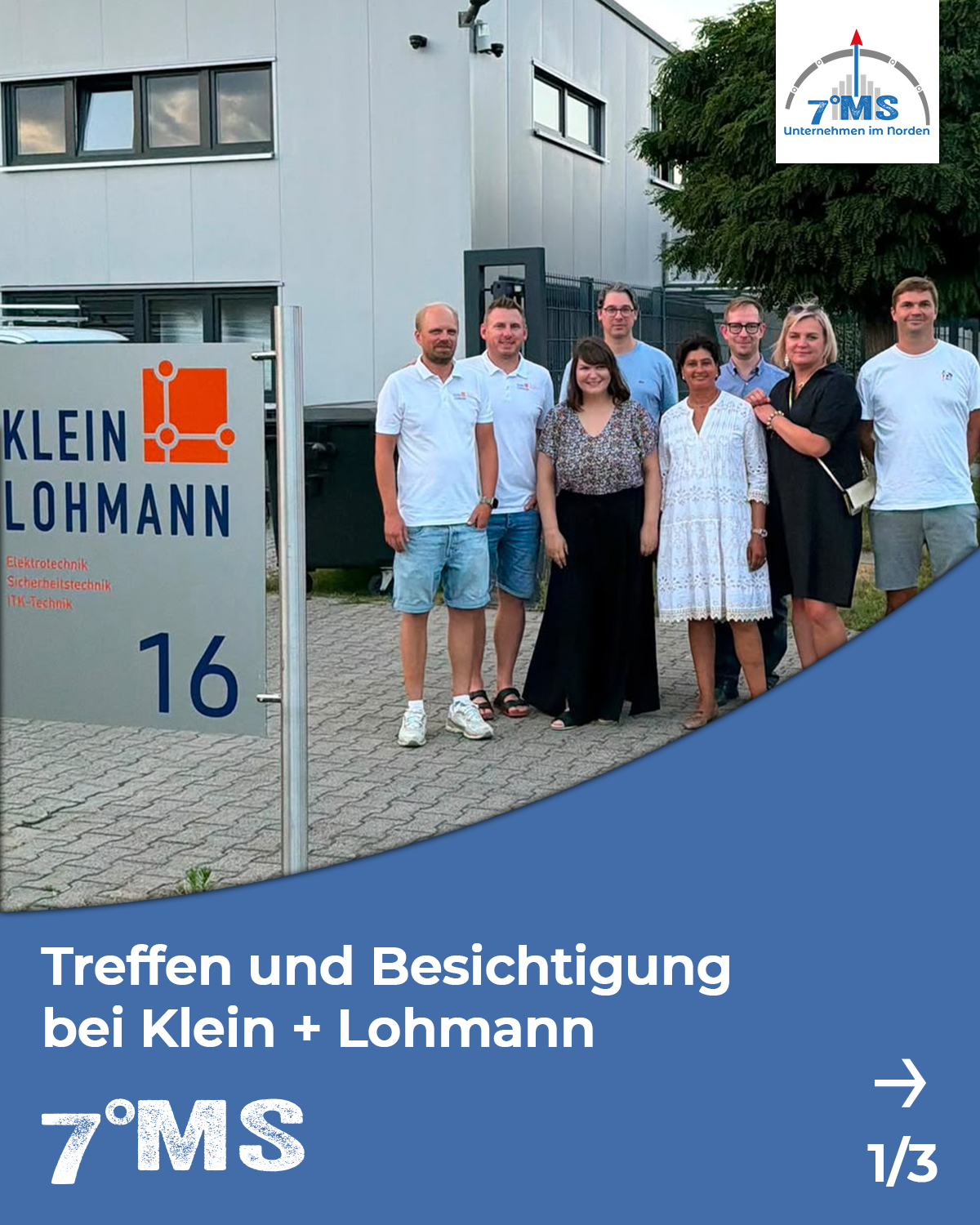 Gruppenfoto von Teilnehmern eines Treffens bei Klein + Lohmann. Die Personen stehen vor einem Gebäude mit einem Schild, das den Unternehmensnamen und die Adresse zeigt. Die Stimmung wirkt freundlich und informell.